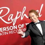 Raphael, la estrella del folclore español, brilla con todo su esplendor en una gran noche de música y emoción.