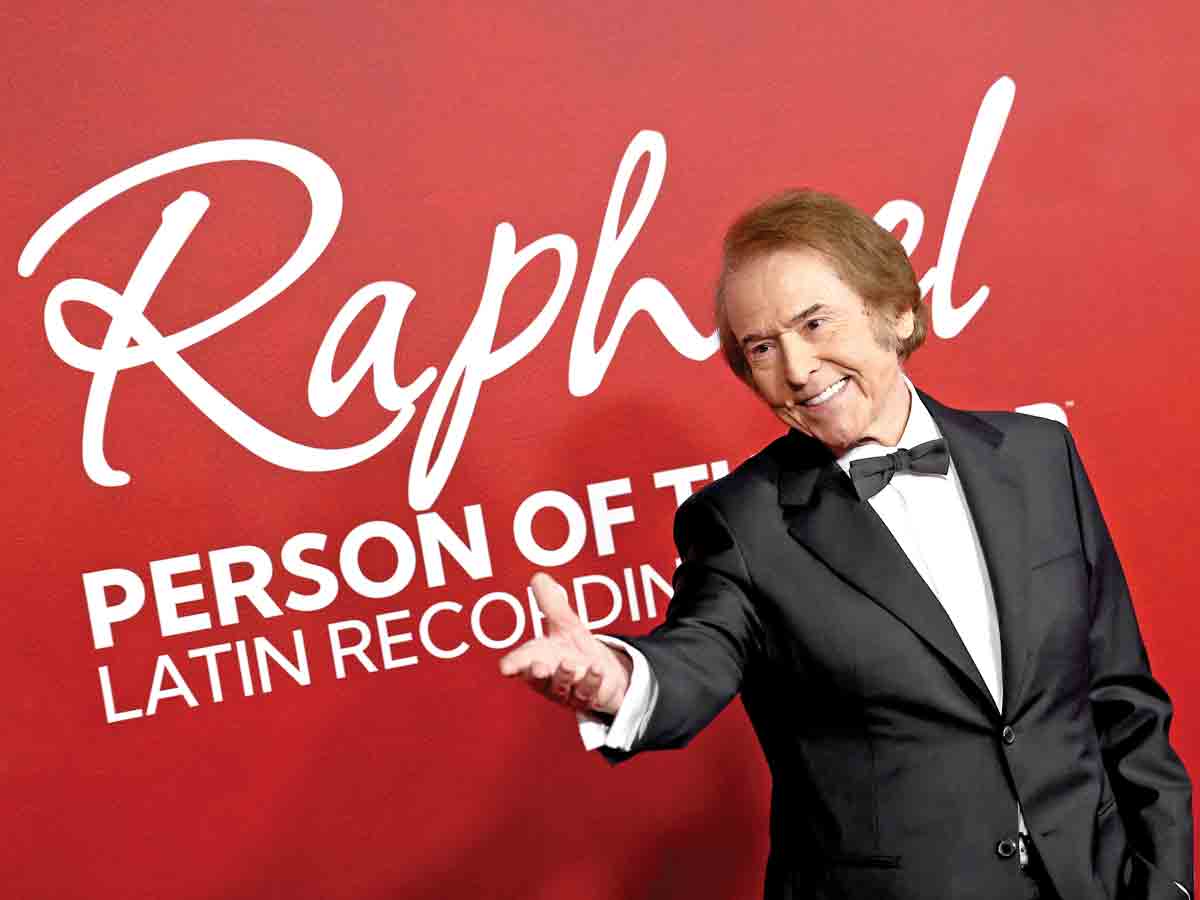 Raphael, la estrella del folclore español, brilla con todo su esplendor en una gran noche de música y emoción.
