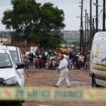 "Sangrienta ola de violencia golpea Sudáfrica: Detrás de una matanza que asoló diez vidas, 11 sospechosos son llevados ante la justicia"
