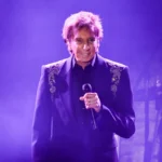"El Legendario Artista Revela su Lucha contra la enfermedad: Barry Manilow Se Enfrenta al Cáncer con Valor y Transparencia"