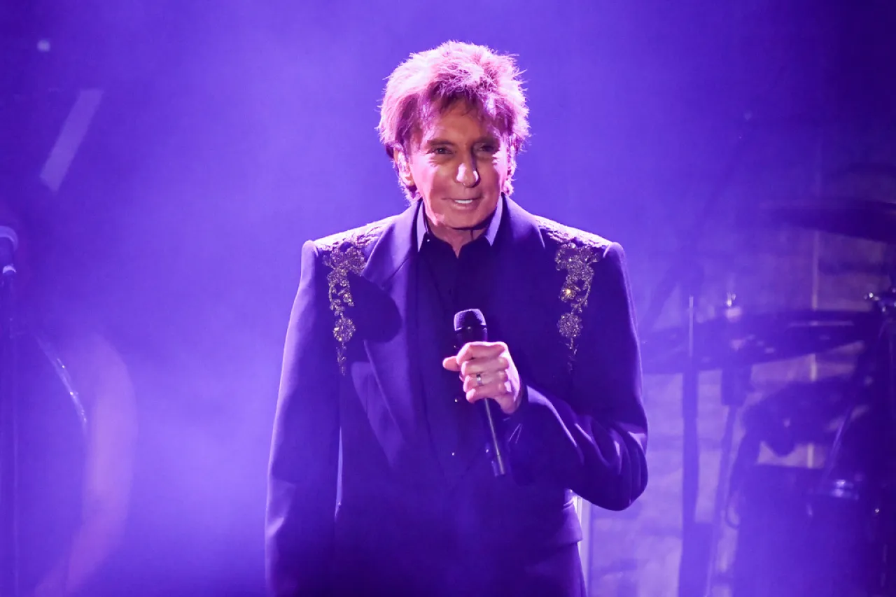 "El Legendario Artista Revela su Lucha contra la enfermedad: Barry Manilow Se Enfrenta al Cáncer con Valor y Transparencia"