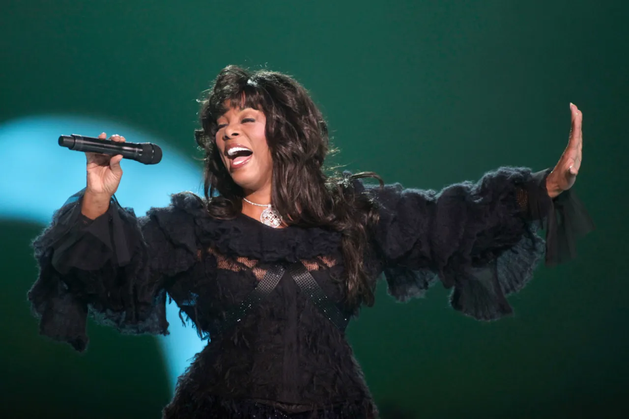 La Reina del Disco entra oficialmente en el Salón de la Fama: el legado inmortal de Donna Summer se consagra para siempre.