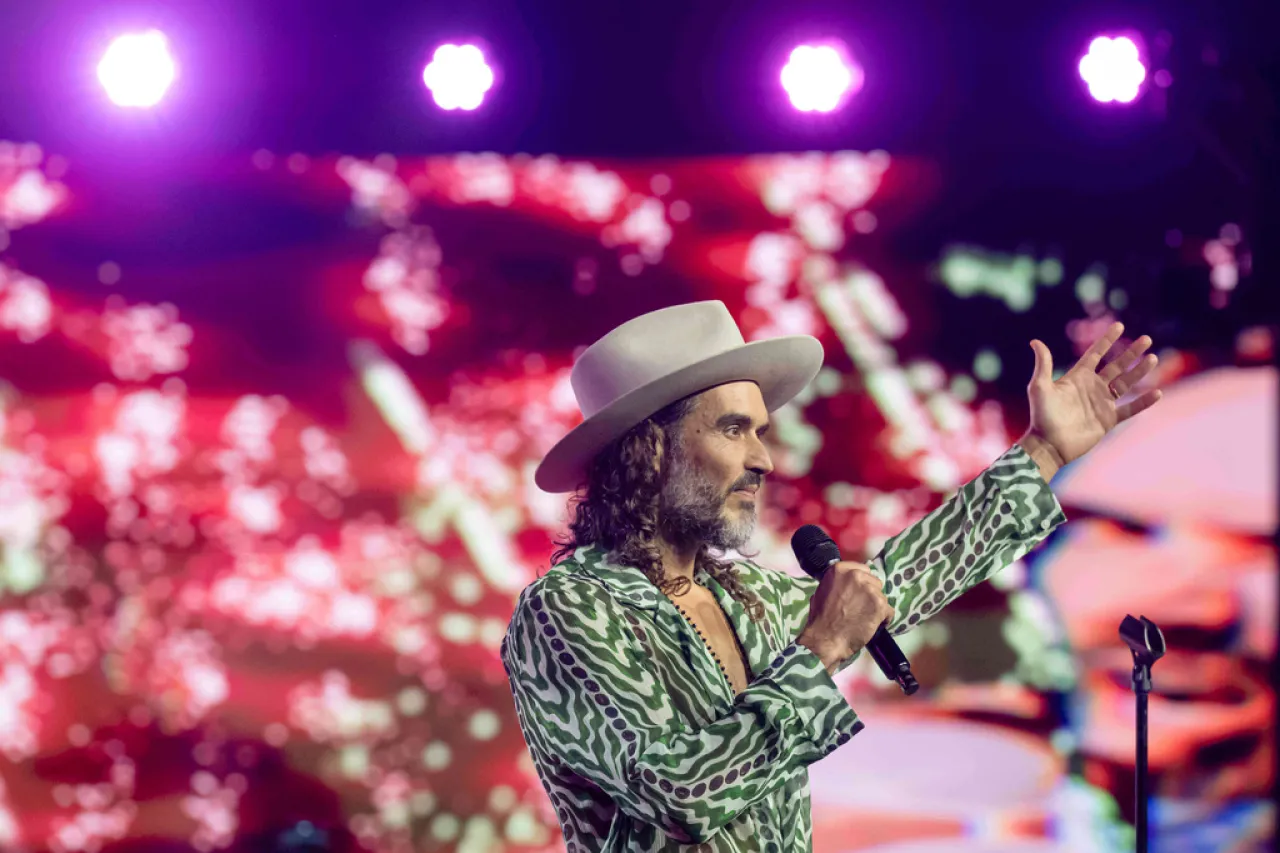 Acusaciones crecen en intensidad contra el comediante británico Russell Brand por graves episodios de agresión y abuso sessuali.