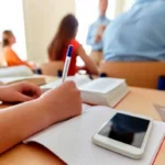 "La nueva frontera de la educación: una propuesta para proteger a los niños, restringiendo el uso de celulares y dispositivos móviles en instituciones educativas básicas"