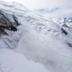 Avalancha mortal en Suiza: Un esquiador pierde la vida y dos más resultan gravemente heridos en un trágico incidente en Valais.