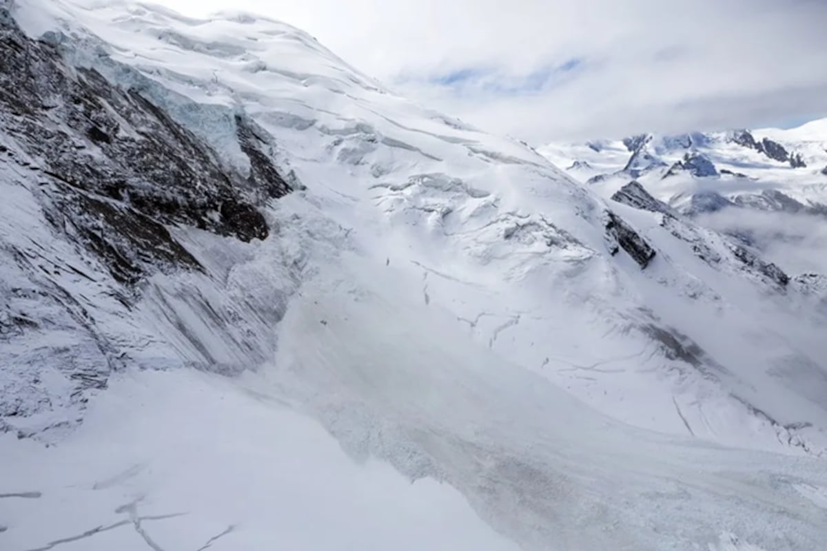 Avalancha mortal en Suiza: Un esquiador pierde la vida y dos más resultan gravemente heridos en un trágico incidente en Valais.