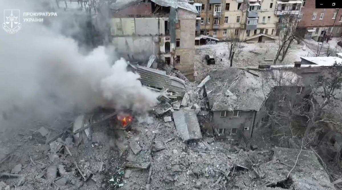 Atentado Masivo en Ucrania: Rusia Responsabilizada por Arremetida de Misiles que Destruye Viviendas y Deja Decenas Heridos