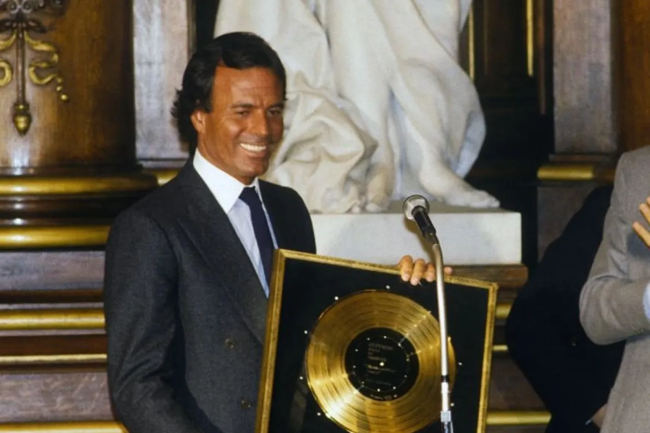 "La voz de la música contra la ley: Investigación sobre las acusaciones de violencia hacia Julio Iglesias"