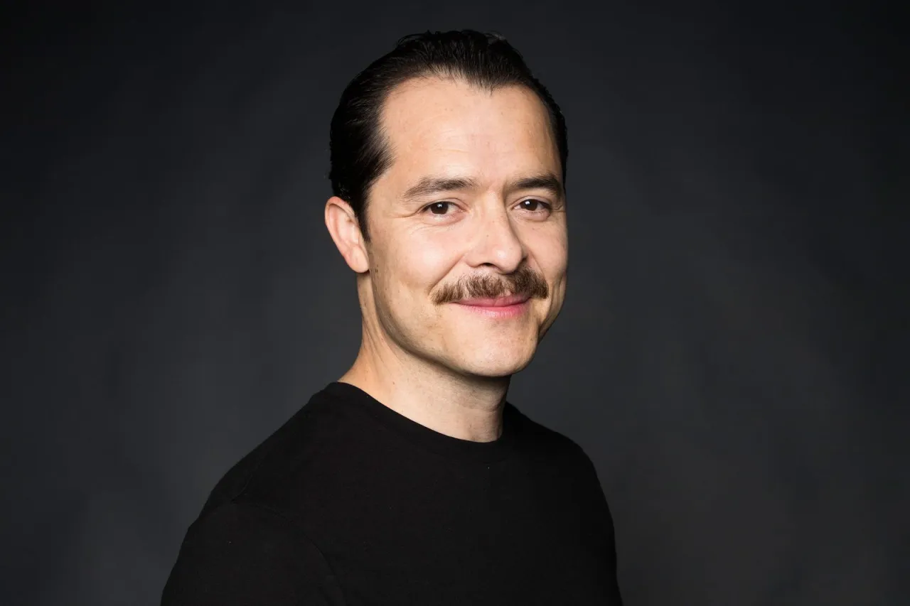 El arte de la risa: "Marcos Duarte desafía a los comediantes con su humor fronterizo en LOL: Buscando Talento"