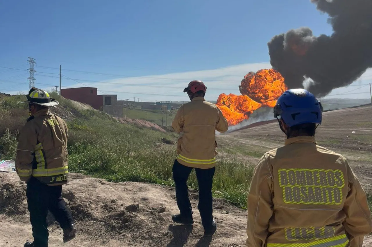 Playas de Rosarito: Estallido e incendio en ducto de Pemex obliga a evacuaciones